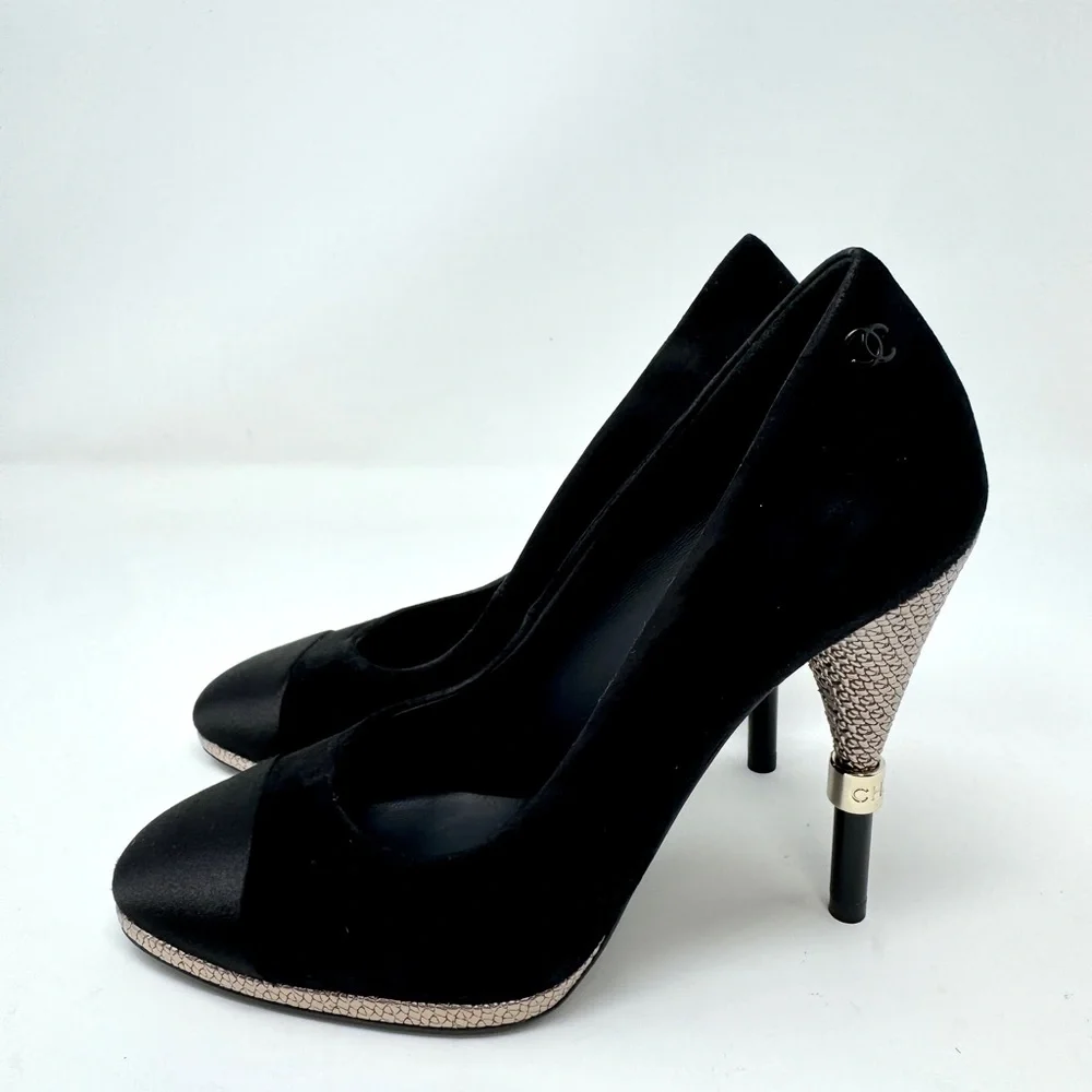 CHANEL Black Suede Pointed-Toe Pumps with Textured Metallic Heel and Trim